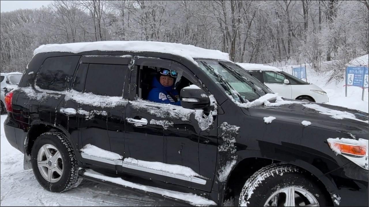 ※周囲の音が聞こえるヘルメットを着用しています。