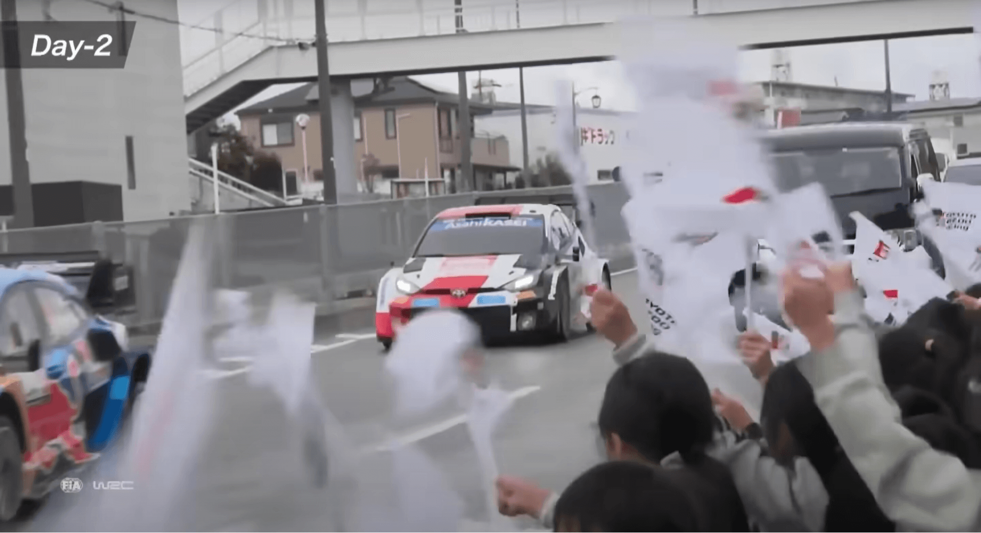 SSをつなぐ移動区間のリエゾンにも多数の観客がつめかけた