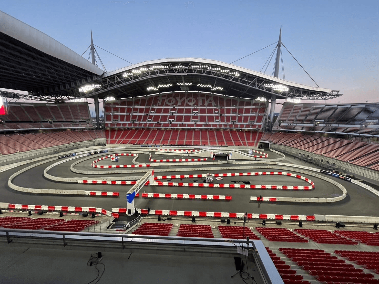 およそ1ヵ月をかけサッカーグラウンドからラリーコースへと改修された豊田スタジアム。剥がした芝生は富士モータースポーツフォレストなどで再利用されている