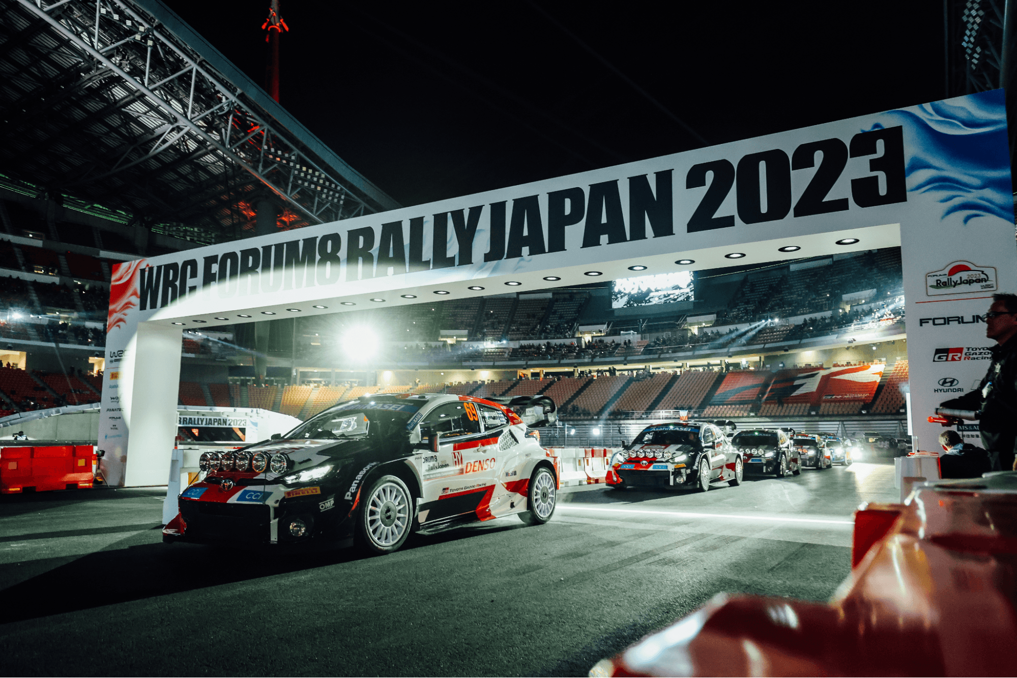 豊田スタジアムの特設コースでセレモニアルスタートを待つラリーカー