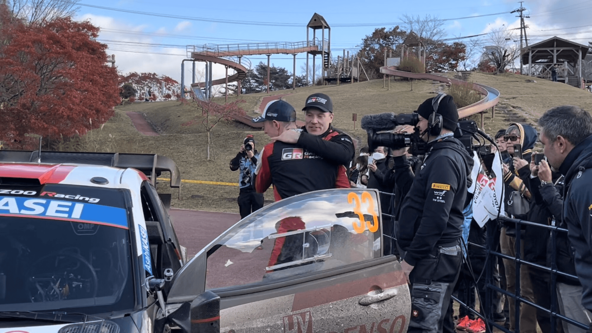 SS22を無事終えた33号車のドライバー、エルフィン・エバンスのもとに駆け寄るラトバラ代表