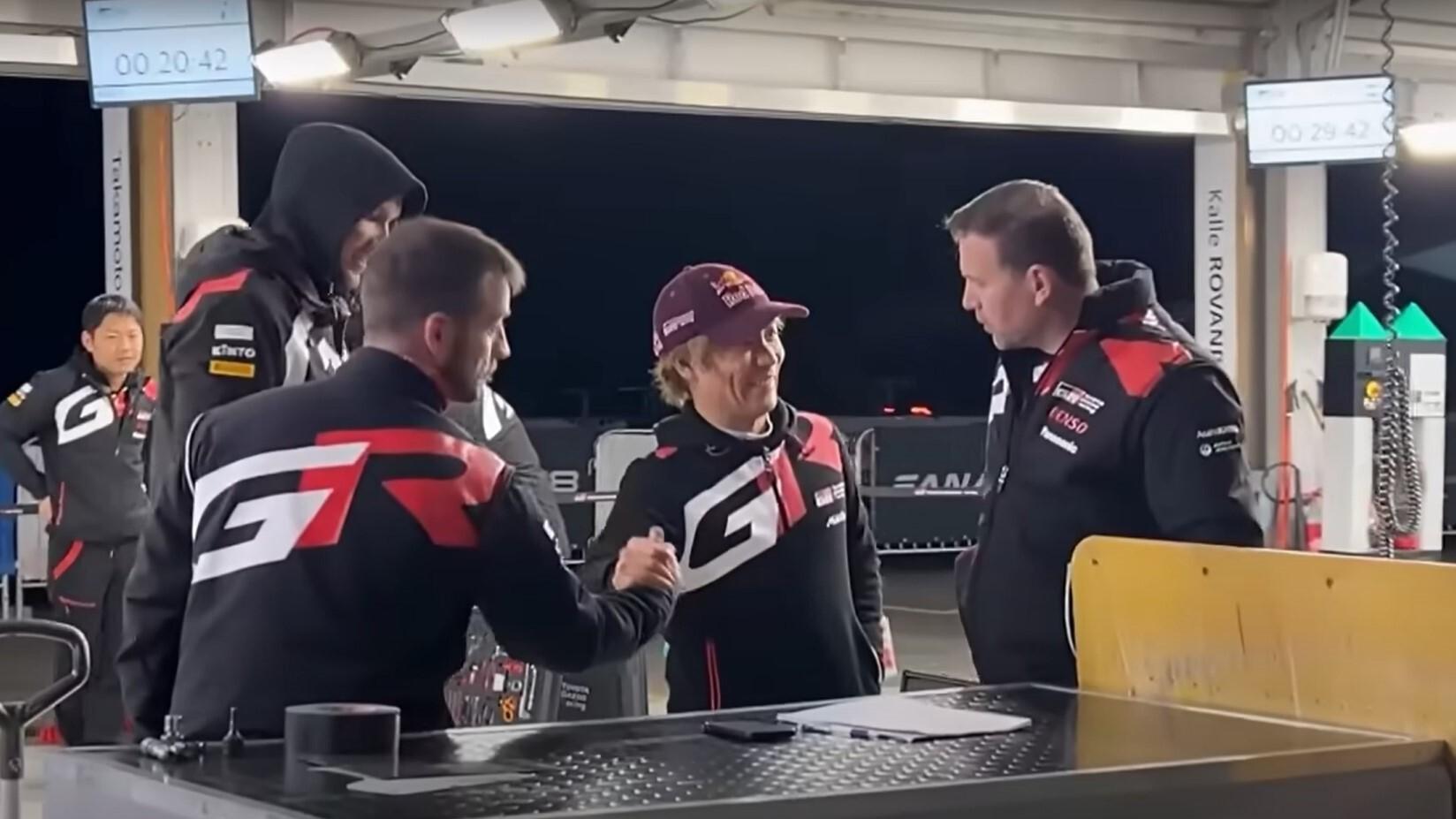 スタート前にメカニックと握手を交わす勝田選手