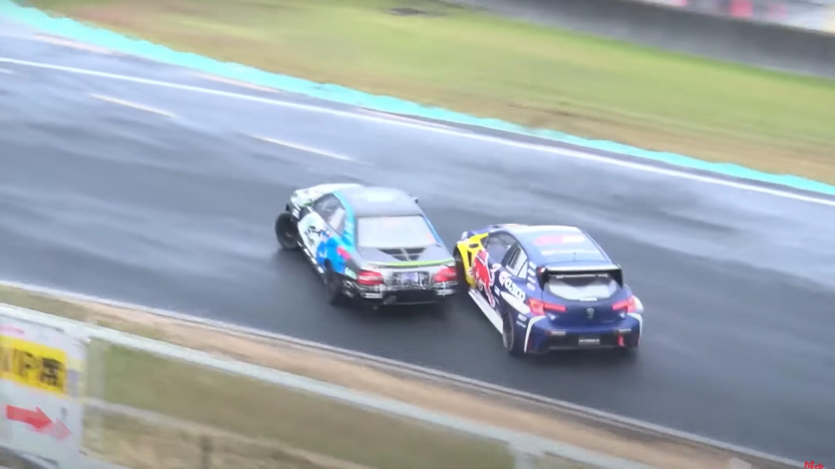 チェイサーを駆るKANTA選手（写真左）がラリーの世界王者ロバンペラ選手を下したFORMULADRIFTJAPANの最終戦