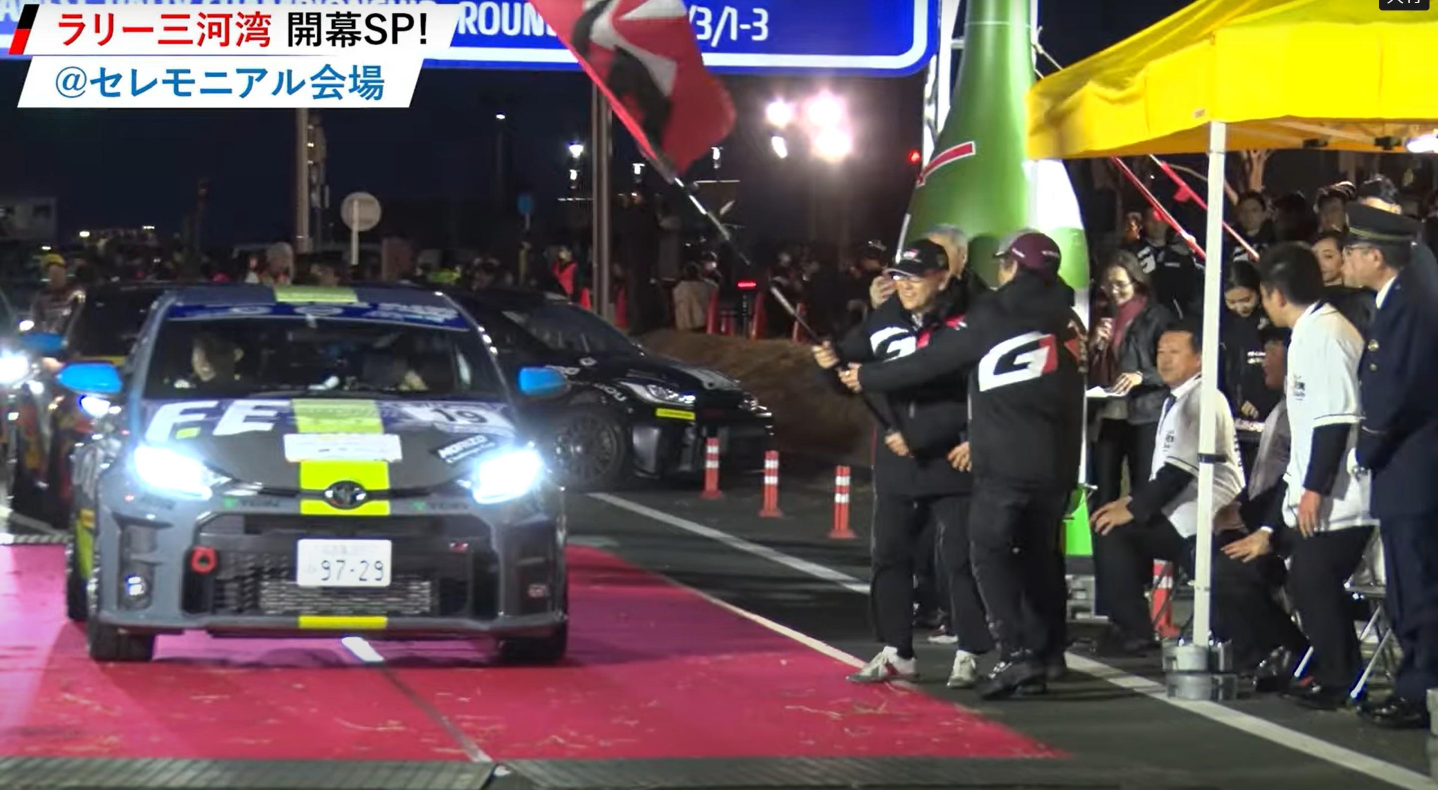 セレモニアルスタートへ出発する選手をモリゾウが見送る場面も（写真はカーナンバー19の山田啓介／藤井俊樹組）