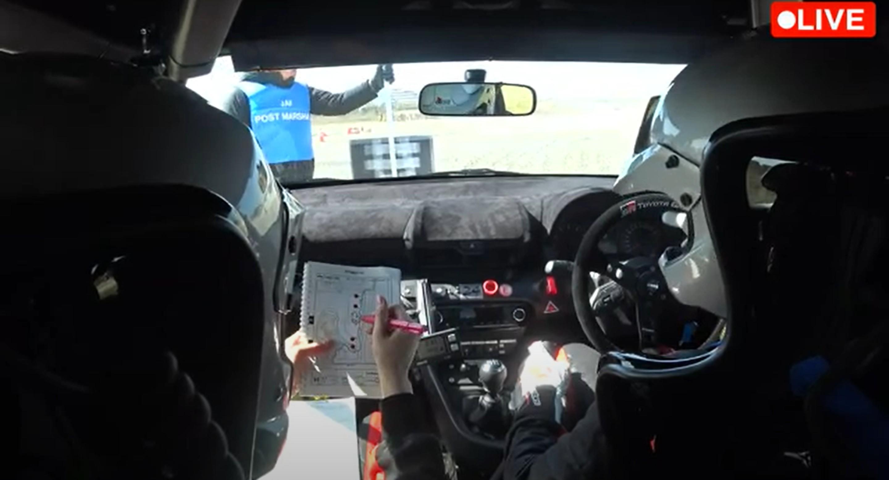 助手席の梅本まどかコ・ドライバーが手にしているのが「ペースノート」