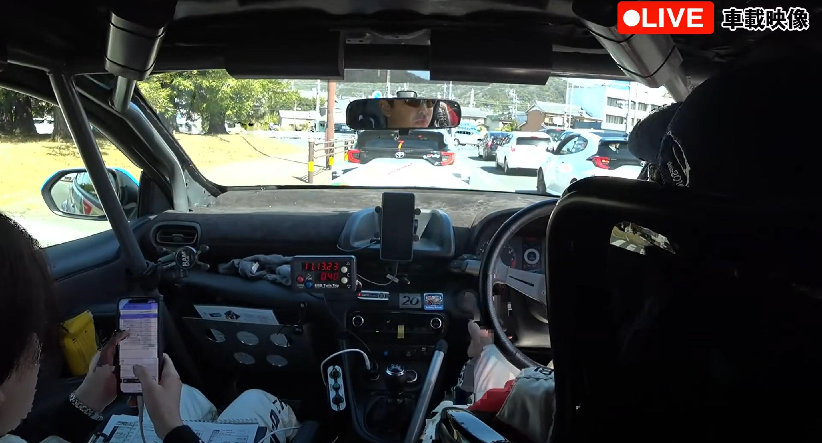 サービスパークへと帰投する貝原／西﨑組