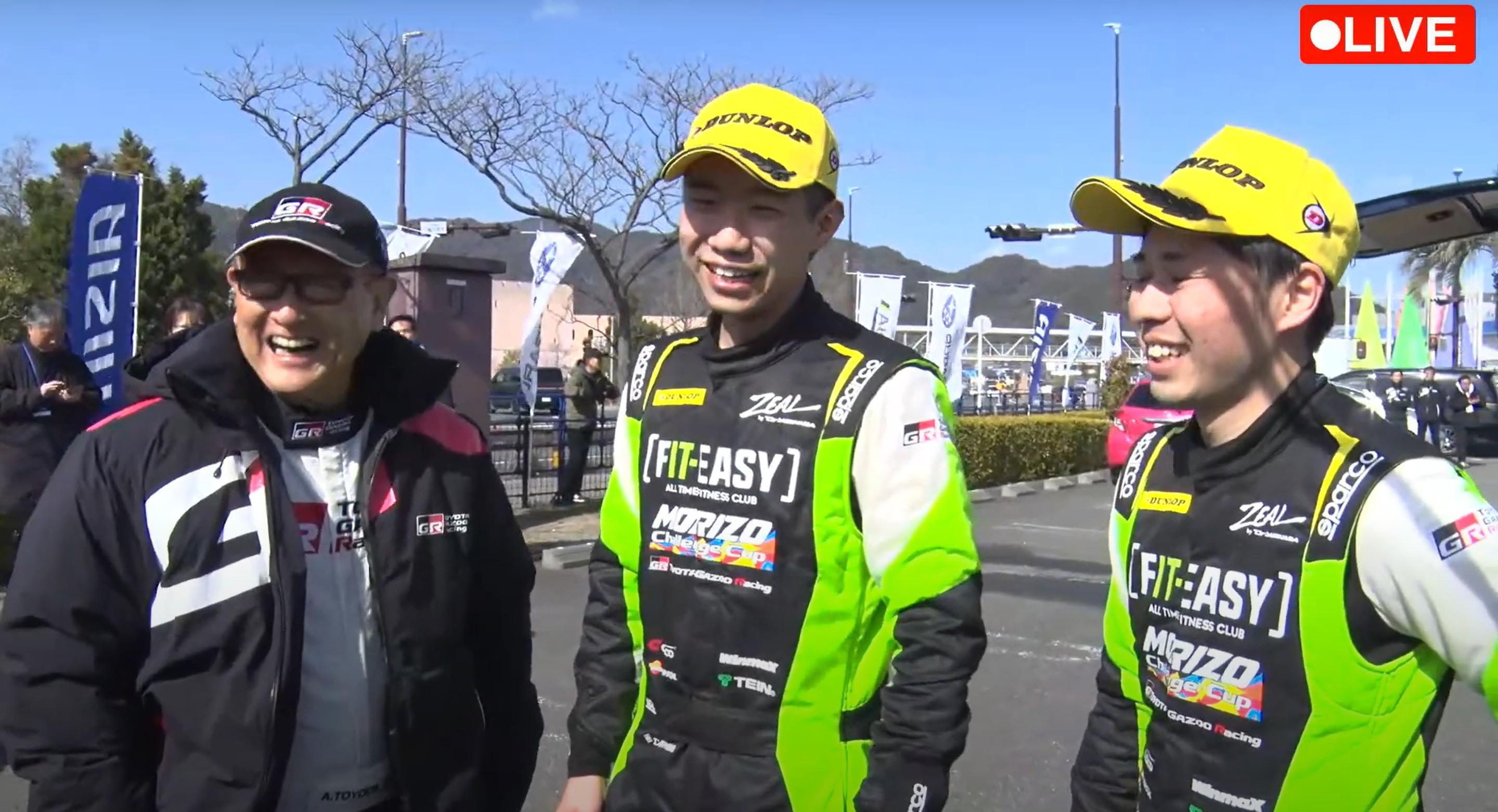 優勝した山田啓介／藤井俊樹組をサービスパークで祝福するモリゾウの姿も