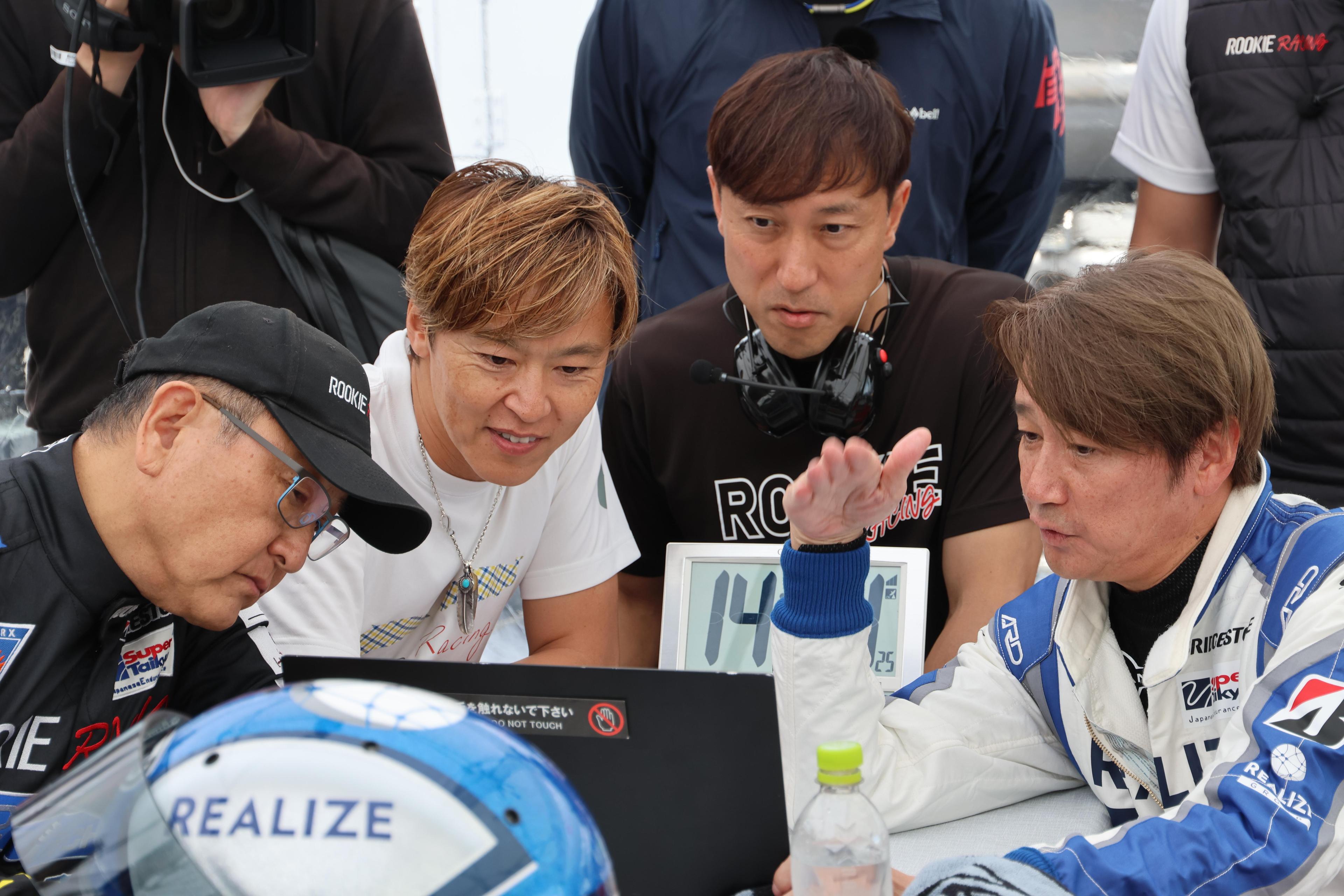 テスト後は車載カメラやデータロガーのレビューで盛り上がる。各ドライバーの運転情報をチェックし、アクセルオンオフのタイミングやブレーキングポイントなどの最適化を追求した