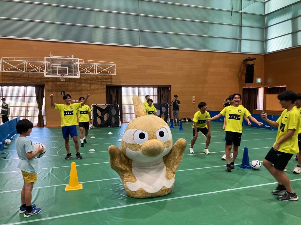 ゴールを決めて喜ぶ金鯱グランパスくん