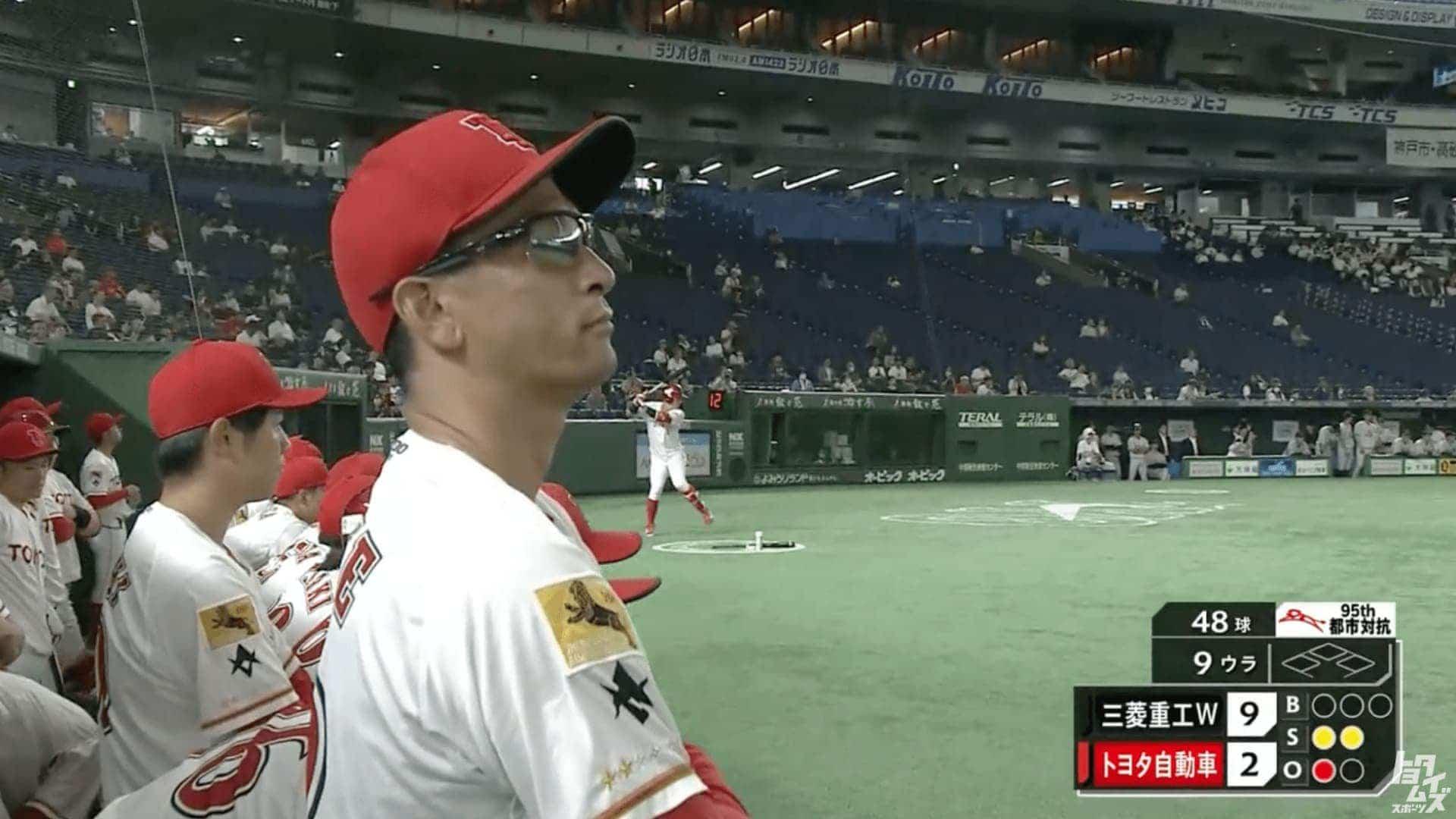 7点を追う9回裏、味方の攻撃をベンチから見つめる佐竹