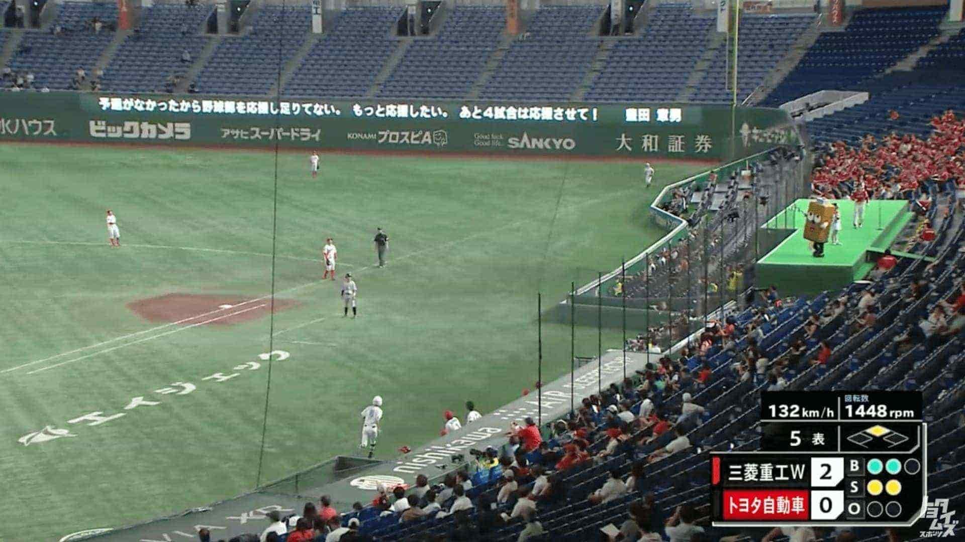 外野フェンスには、試合ごとに変えた応援メッセージも!