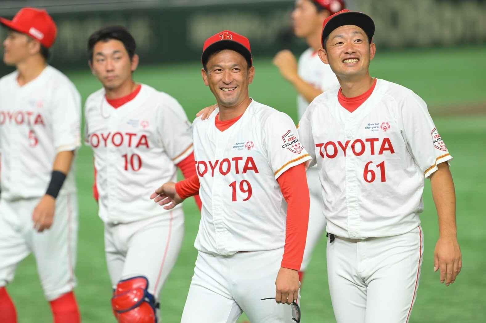 試合終了後、笑顔で応援席に目を向ける佐竹(右から2人目)