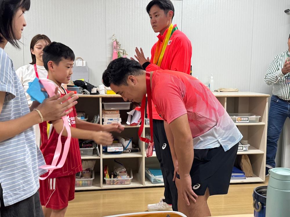 授業の後、生徒たちの感謝のメッセージが記された特製メダルが授与された