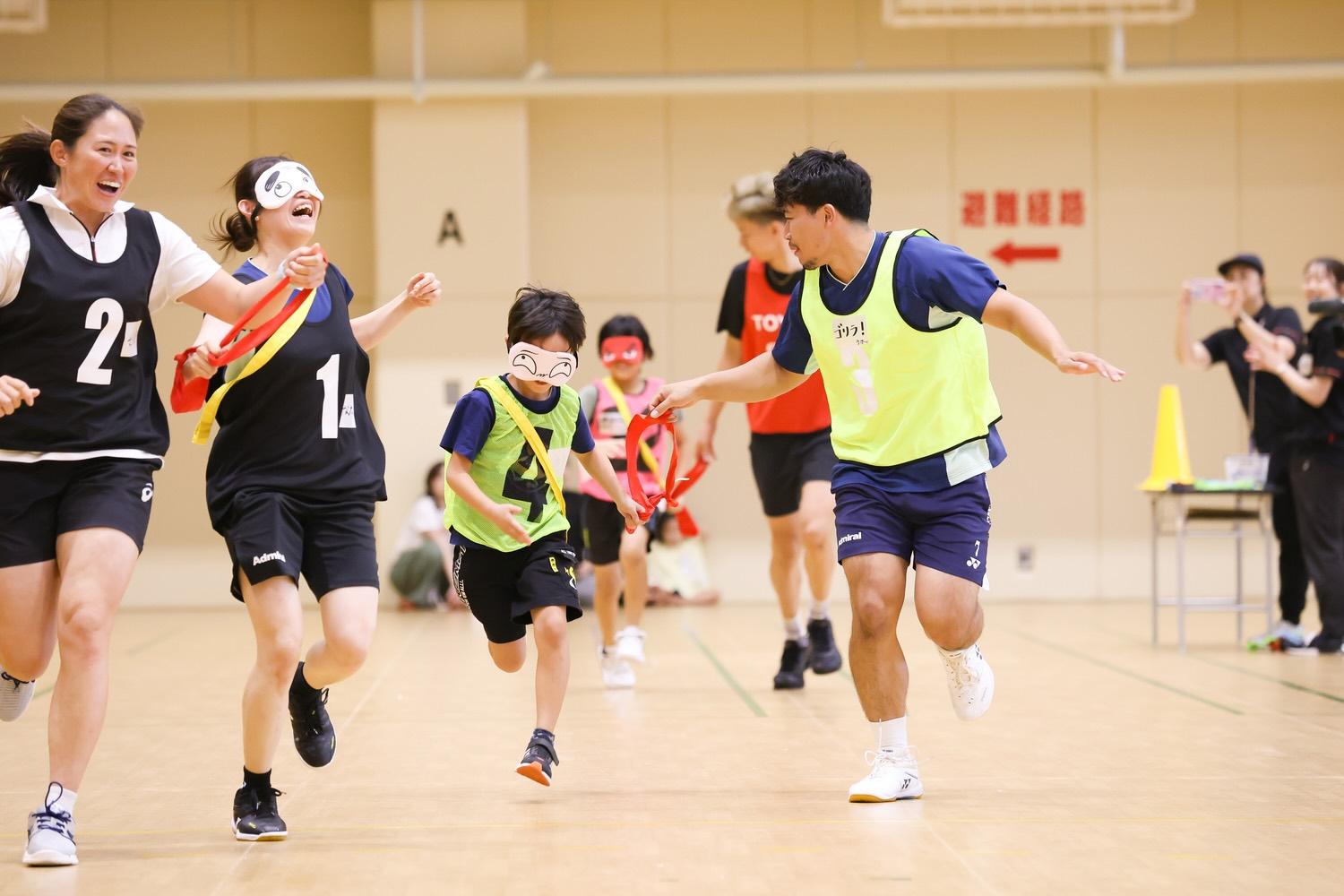 ハンディキャップリレーでは各走者がハンディキャップを抱えた状態で襷を繋いだ